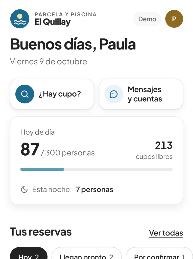 La app con la marca de una parcela con piscina